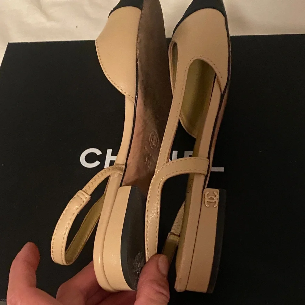 CHANEL Beige and Black Slingback Flats - Picture 3 of 7